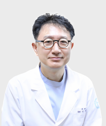 홈페이지-원장님-사진-026.png