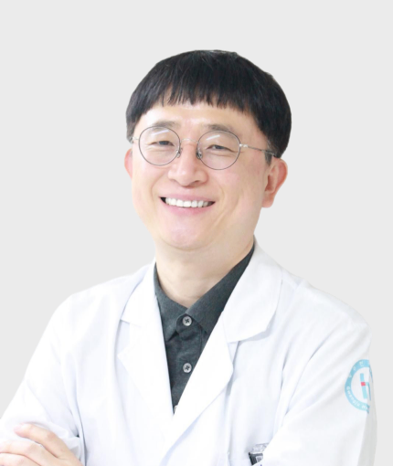 홈페이지-원장님-사진-003.png